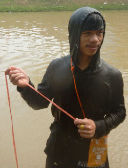 songkran-hoodie-black-swimming-in-clothes